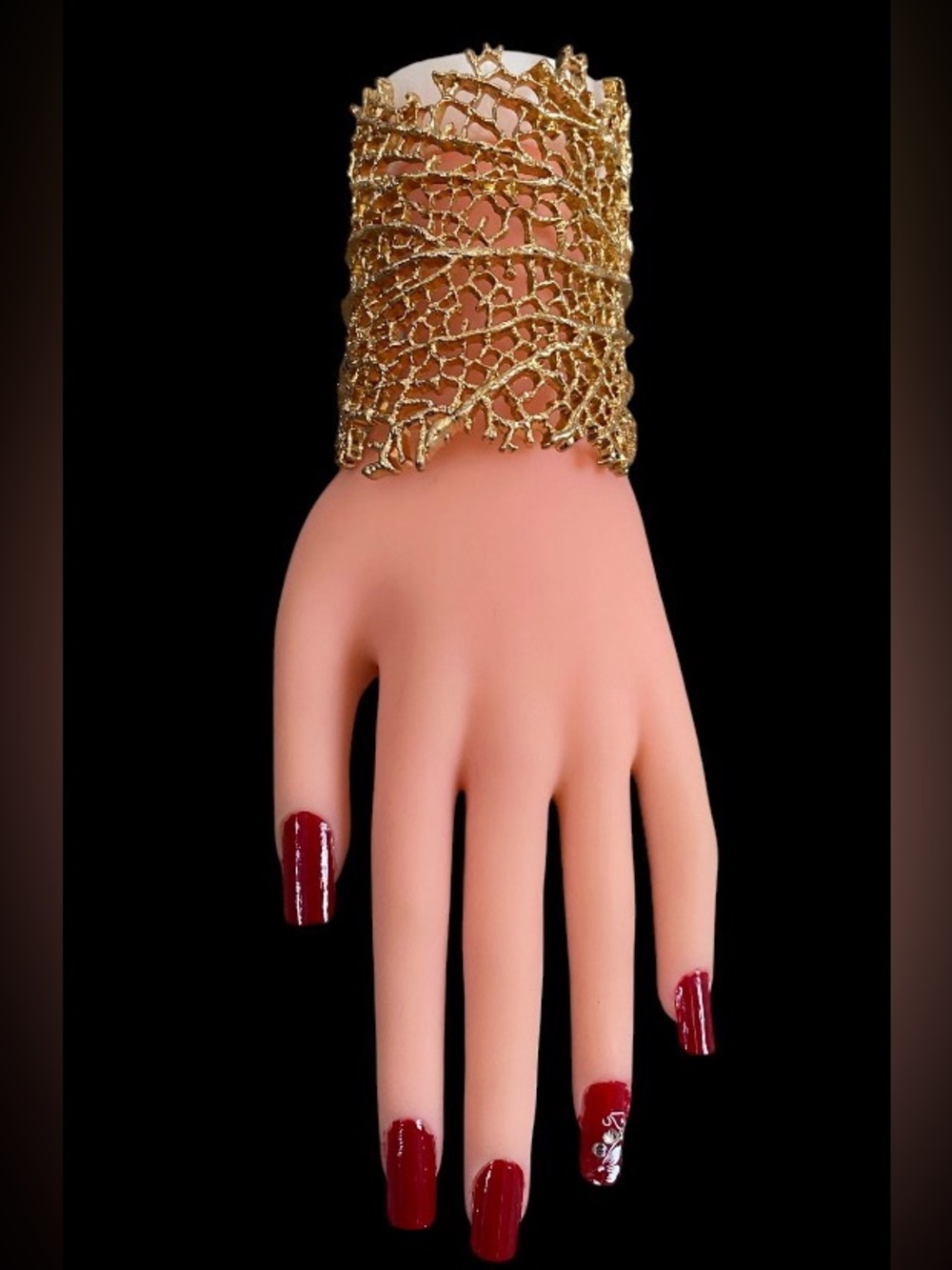 Zara women’s coral reef goldtone cuff bracelet(M)